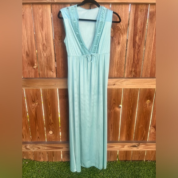 Sweet vintage Peignoir nightgown & robe set - Picture 2 of 12